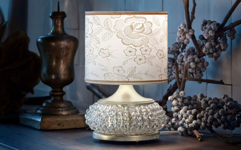 Декоративные настольные лампы: стиль, форма, цвет